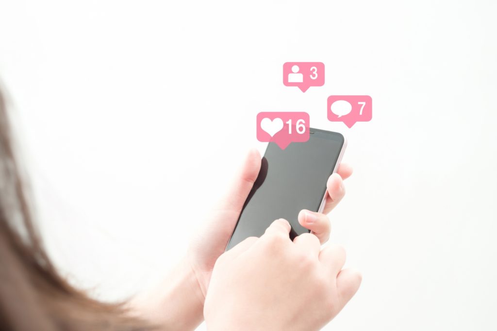 スマホでアプリをいじる人