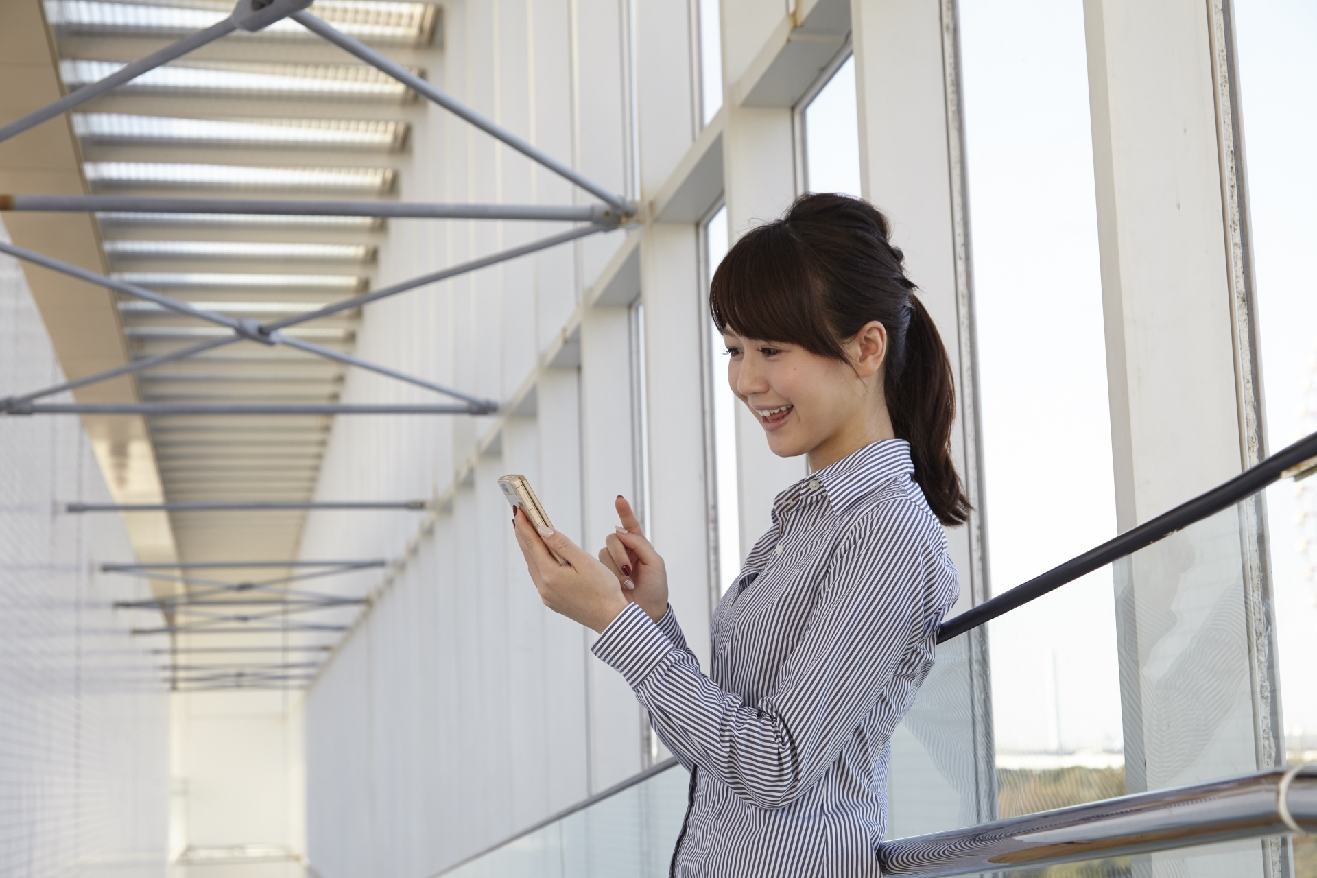 スマホを触る日本人女性
