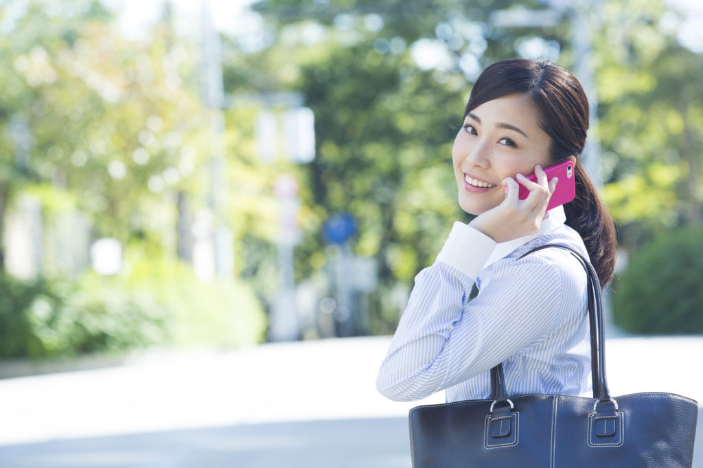 スマホで話す日本人女性