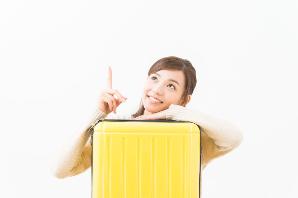スーツケースを抱える日本人女性