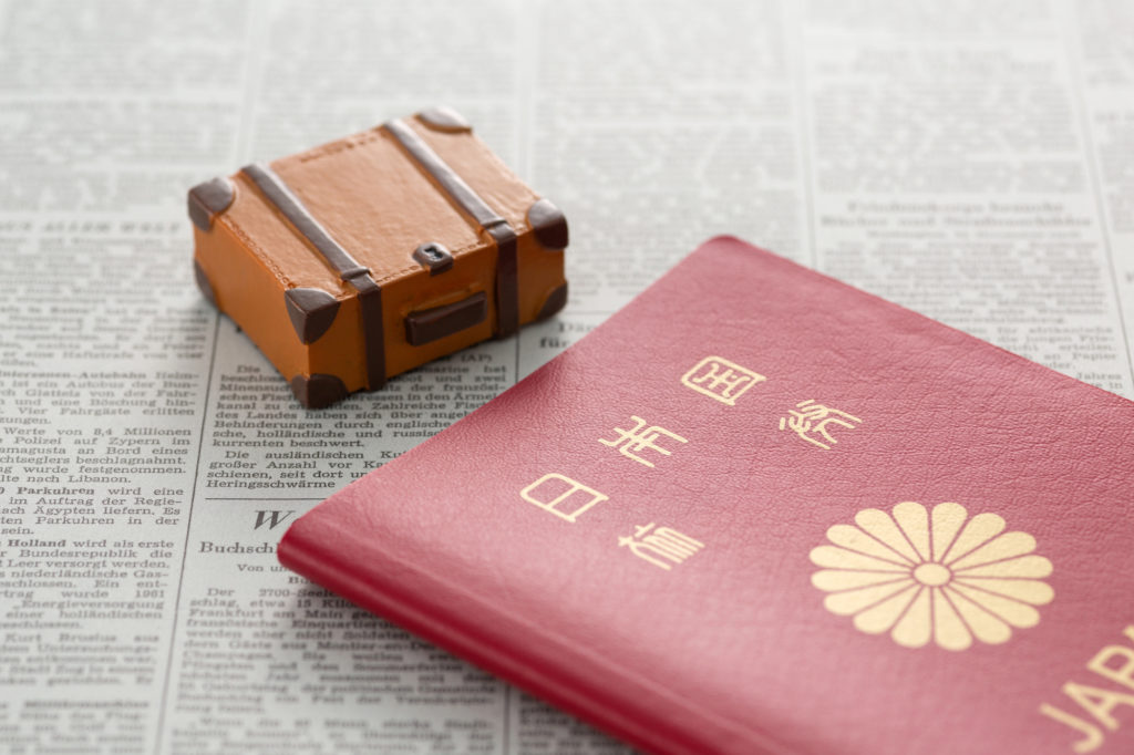 アタッシュケースと日本パスポート