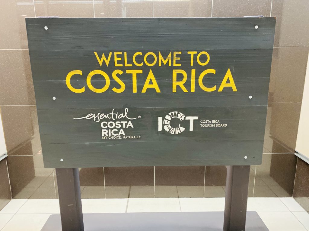 Welcome to Costa Ricaの看板