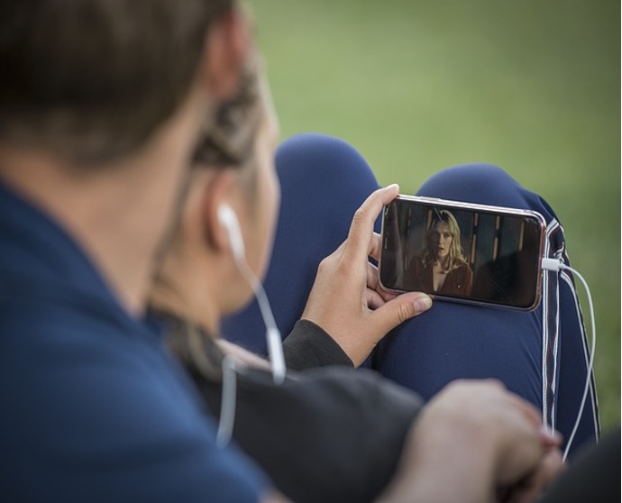 ネットフリックスをスマホで見る外国人